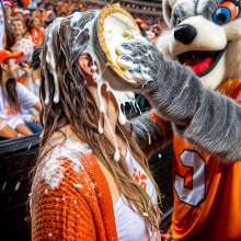 Sleazoid44: Mascot Mania: Pieing Fans