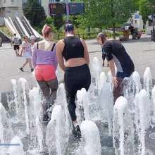 Get Your Snaps: 3 Girls in the Fountain  Pinkie, Mona and Luna