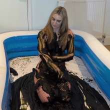 WetandMessyEllie: Ellie's First Indoor Mud Experience