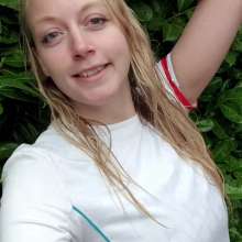 eileenvogel: W514 Eileen in sporty outfit pool