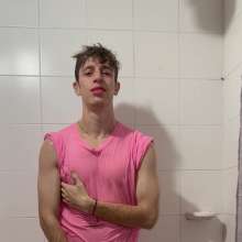 WETColours: Super Wet in the Shower in Pink T-shirt with Mega Shampoo