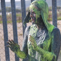 LisaMoomin: Cassie Sprayed With Gunge!