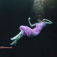 EdwinR: Isobel does an underwater photo shoot