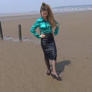 LisaMoomin: Alice In Very Shiny Office wear!