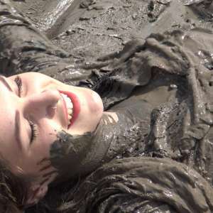 LisaMoomin: Nadia Wears All Black Office Wear In The Mud!