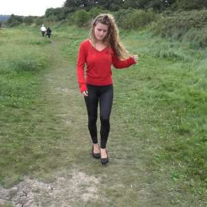 LisaMoomin: Messy Jeans, Muddy Leggings with Bare Feet.