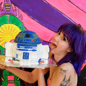 messyhot: Harley Greens R2d2 Starwars Cake Smashing