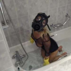 FetishChickChelsea: Bathtime with Gasmask, Fishnet and Rubber Gloves