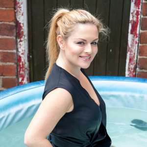 WetLookStu: Candie and Charlotte in the hot tub
