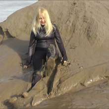 DungeonMasterOne: Download: Blonde Felicity takes to the mudbanks in a Spandex catsuit!