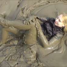 DungeonMasterOne: Download: Blonde Felicity takes to the mudbanks in a Spandex catsuit!