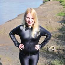 DungeonMasterOne: Download: Blonde Felicity takes to the mudbanks in a Spandex catsuit!