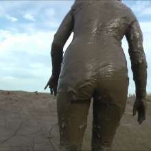 DungeonMasterOne: Download: Blonde Felicity takes to the mudbanks in a Spandex catsuit!