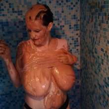 MessyCleo: Cleo pops some custard filed balloons