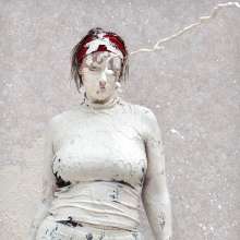 FOXY: Sara kaolin covered