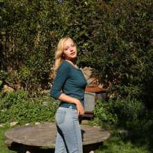 eileenvogel: Eileen in ripped jeans playing with custard