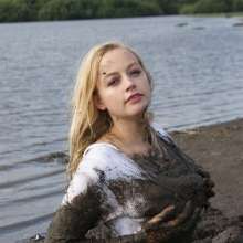 eileenvogel: Eileen getting muddy in white shirt and jeans
