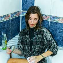 wet.look.me: Bath wetlook Girl in skirt and Sport Leggings Girl | Wetlook.biz