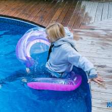 wet.look.me: Wetlook girl in Winter Jacket and Sweat-shirt| Wetlook.biz