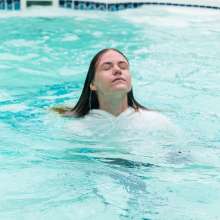wet.look.me: Girl in Rain get wet in Pool and Coat Girl|Wetlook.biz
