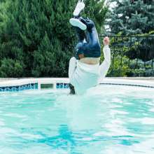 wet.look.me: Girl in Rain get wet in Pool and Coat Girl|Wetlook.biz