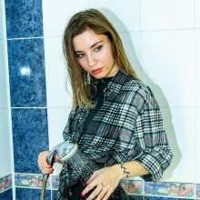 wet.look.me: Bath wetlook Girl in skirt and Sport Leggings Girl | Wetlook.biz
