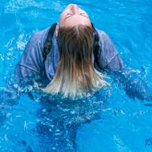 wet.look.me: Wetlook girl in Winter Jacket and Sweat-shirt| Wetlook.biz