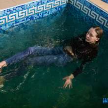 wet.look.me: Girl in Rain get wet in Pool and Coat Girl|Wetlook.biz