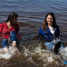 wet.look.me: Wetlook Ripping tights in bath and Group girls | Wetlook.biz