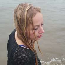 WetPlace: Beautiful Eileen Swimming In Jeans And Black T-Shirt