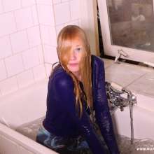 eileenvogel: W347 Eileen and Leila hairwashing in Spandex leggings
