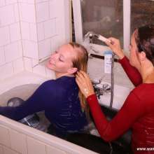 eileenvogel: W347 Eileen and Leila hairwashing in Spandex leggings