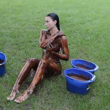 FunFilled Photography: Mallory Sploshes around in Mud!