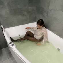 WetPlace: Stunning Anny Bath In Jacuzzi