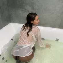WetPlace: Stunning Anny Bath In Jacuzzi