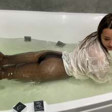 WetPlace: Stunning Anny Bath In Jacuzzi
