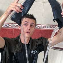 Wet Live Team: This Guy Is Totally Relaxed!  Wet Sexy Torso in a Tight Tee