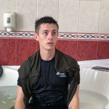 Wet Live Team: This Guy Is Totally Relaxed!  Wet Sexy Torso in a Tight Tee