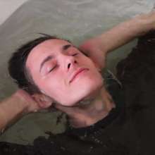 Wet Live Team: This Guy Is Totally Relaxed!  Wet Sexy Torso in a Tight Tee