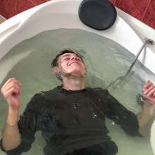 Wet Live Team: This Guy Is Totally Relaxed!  Wet Sexy Torso in a Tight Tee