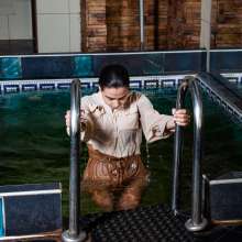 wet.look.me: Wetlook girl dressed in jumpsuit shorts, pantyhose get wet | Wetlook.biz