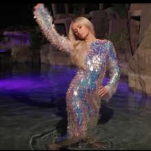 mad_mick_at: Partly wet dresses: Paris Hilton, Rachel Riley, Spanish reporter