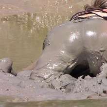 FOXY: Vika with black dress in mud