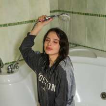 wet.look.me: Wetlook girl in the jacuzzi fully-dressed in a sweaT-shirt | Wetlook.biz