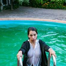 wet.look.me: Wetlook girl in tights dancing twerk in pool | Wetlook.biz