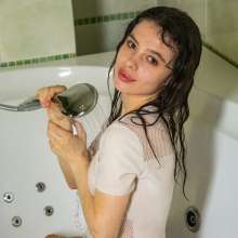 wet.look.me: Wetlook girl in the jacuzzi fully-dressed in a sweaT-shirt | Wetlook.biz