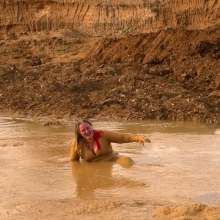 CheekyLuna: CheekyLuna's First Solo Outdoor Mud Play