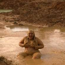 CheekyLuna: CheekyLuna's First Solo Outdoor Mud Play