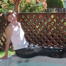 Kiminwetjeans: Share my hot tub and maybe some wrestling dry or wet?