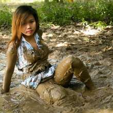 dlodoski: Chloe's Sexy Mud Glam--Photos